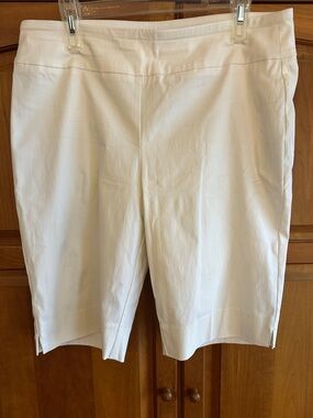 Ruby Rd. White Stretch Bermuda Pull On Shorts, sz 14, waist 18" across. EUC